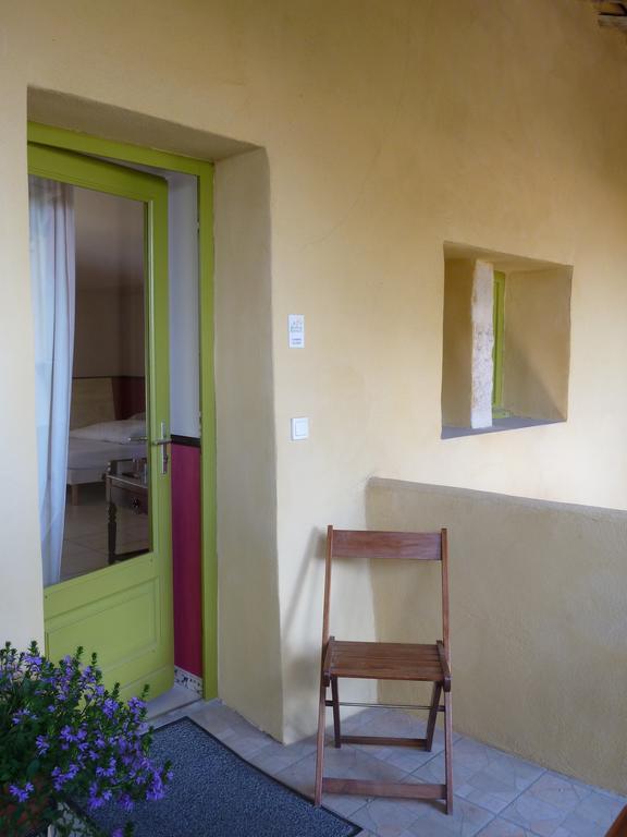 La Cle Des Chants Vergeze Room photo